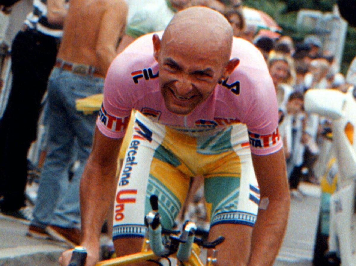 Na archívnej snímke z 6. júna 1988 taliansky cyklista Marco Pantani počas 21. etapy  cyklistických pretekov Giro d´Italia.