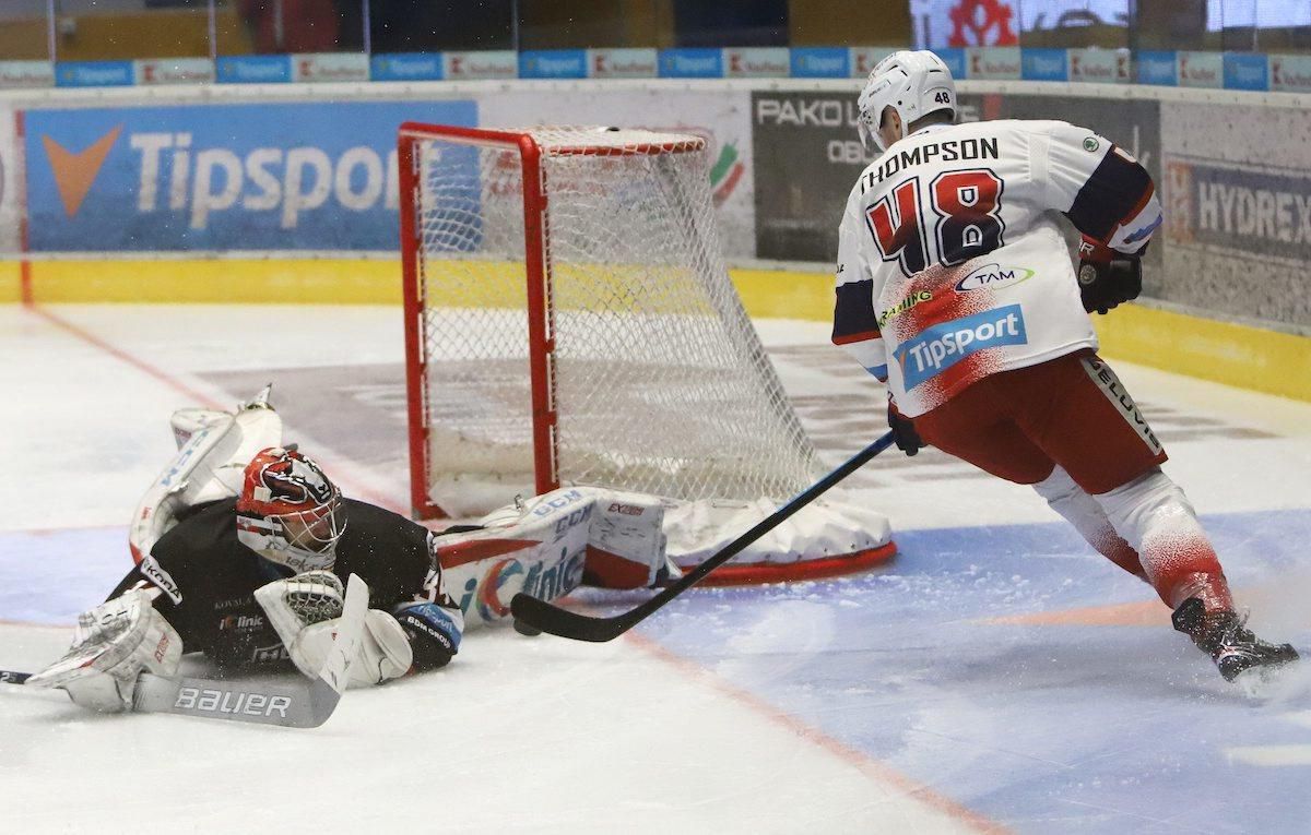 Thompson Garrett (Zvolen) a brankár Banskej Bystrice Tyler Beskorowany.