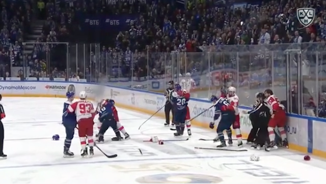 Hromadná bitka v play-off KHL.