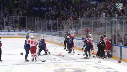 V KHL lietali päste! Pomsta českého útočníka naštartovala hromadnú bitku, nechýbal v nej Čajkovský
