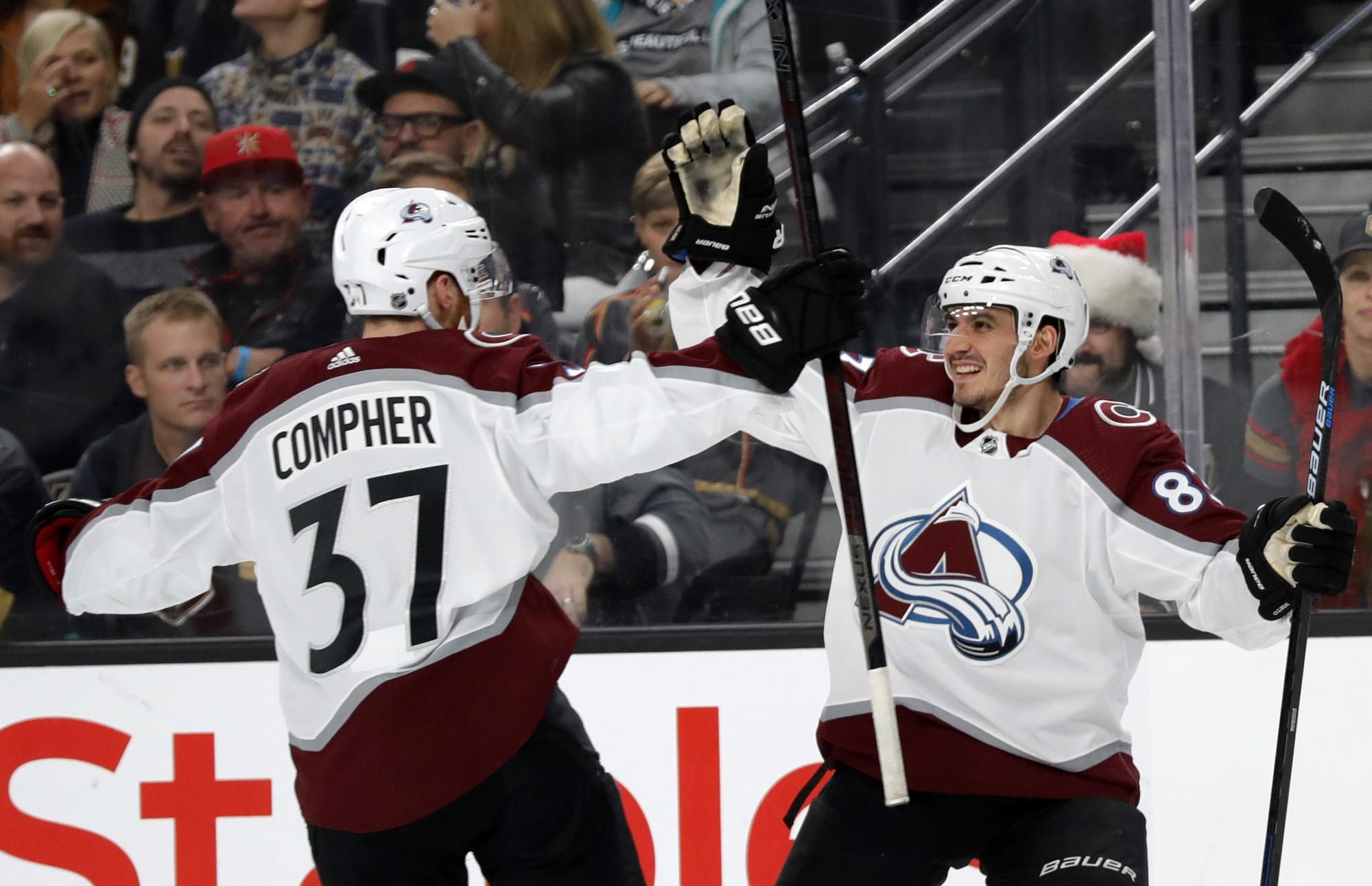 Matt Nieto (83) a hráč Colorada Avalanche J.T. Compher.