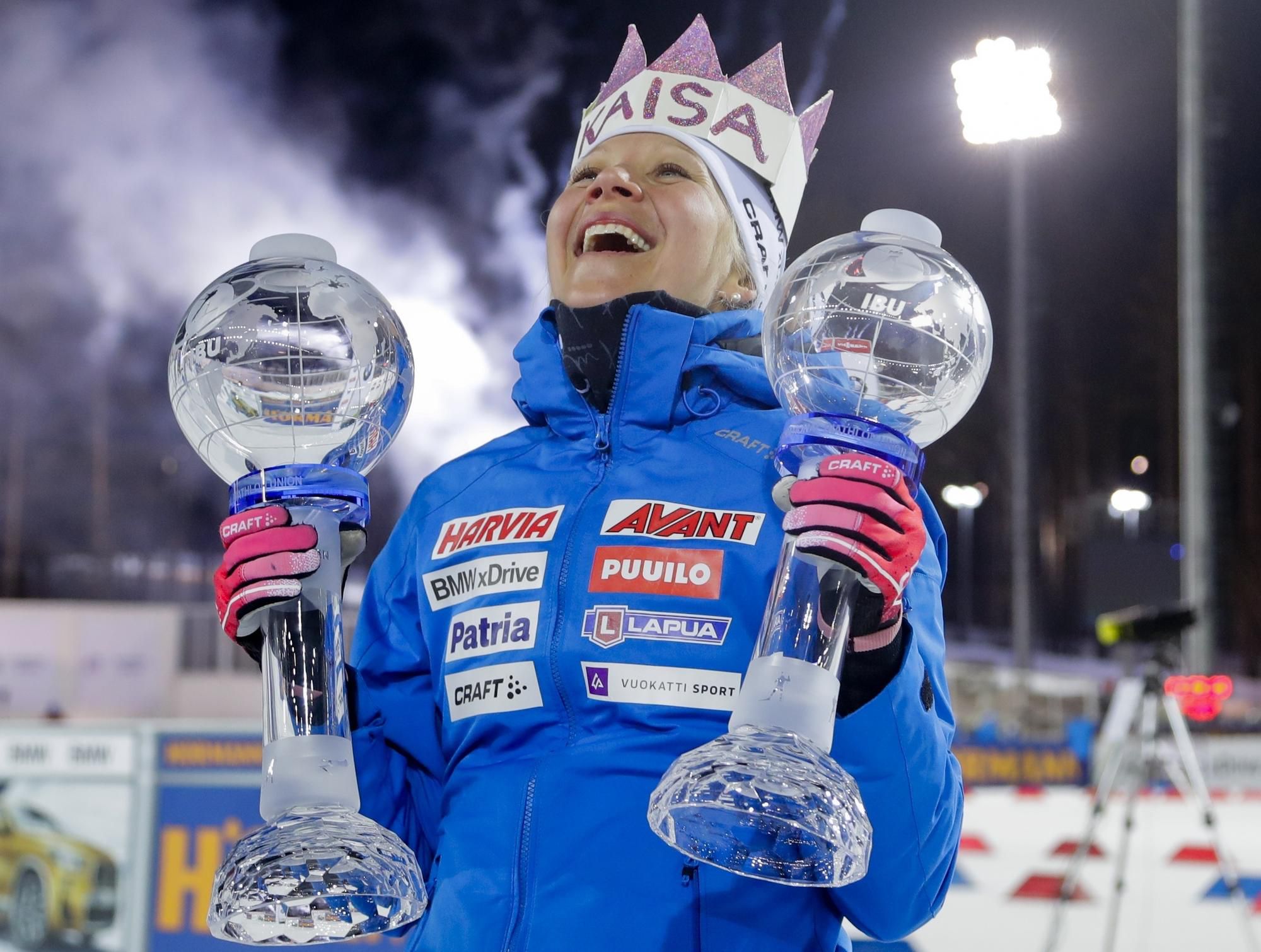 Fínka Kaisa Mäkäräinenová oslavuje celkový triumf vo Svetovom pohári v roku 2018
