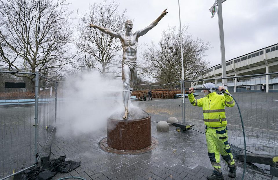 Čistenie sochy švédskeho futbalistu Zlatana Ibrahimoviča bez nosa vo švédskom Malmö.