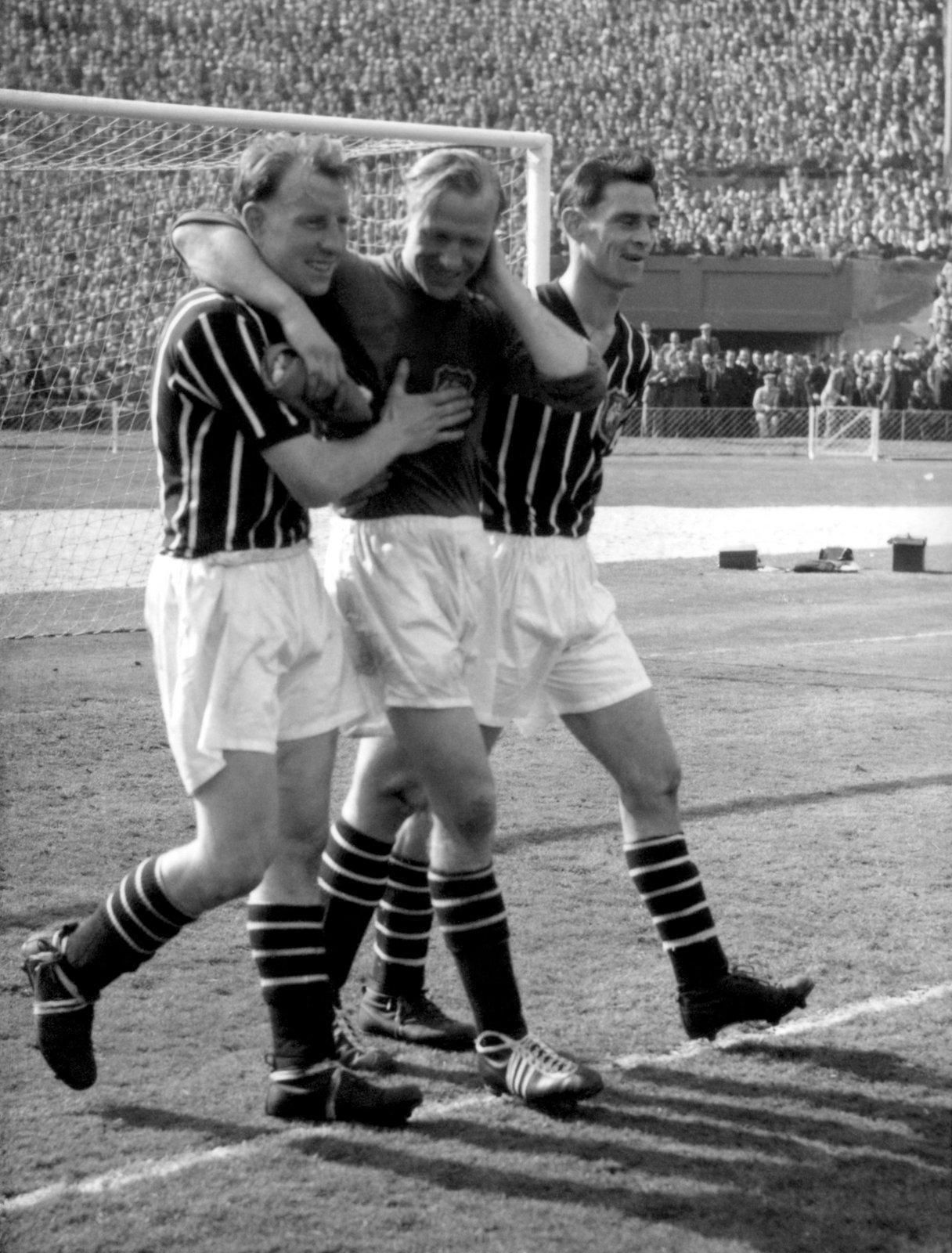 Bert Trautmann po finále FA Cupu 1956, zápas dochytal so zlomeninou krku.