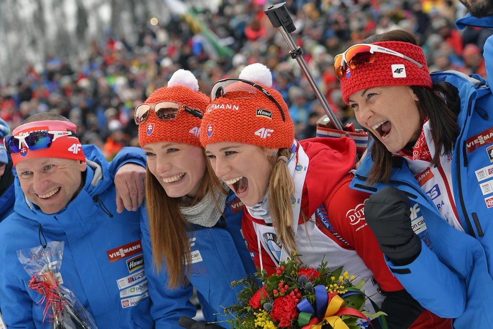 Sprava trénerka Anna Murínová, slovenská biatlonistka Paulína Fialková so sestrou Ivonou a bežecký tréner Martin Bajčičák.