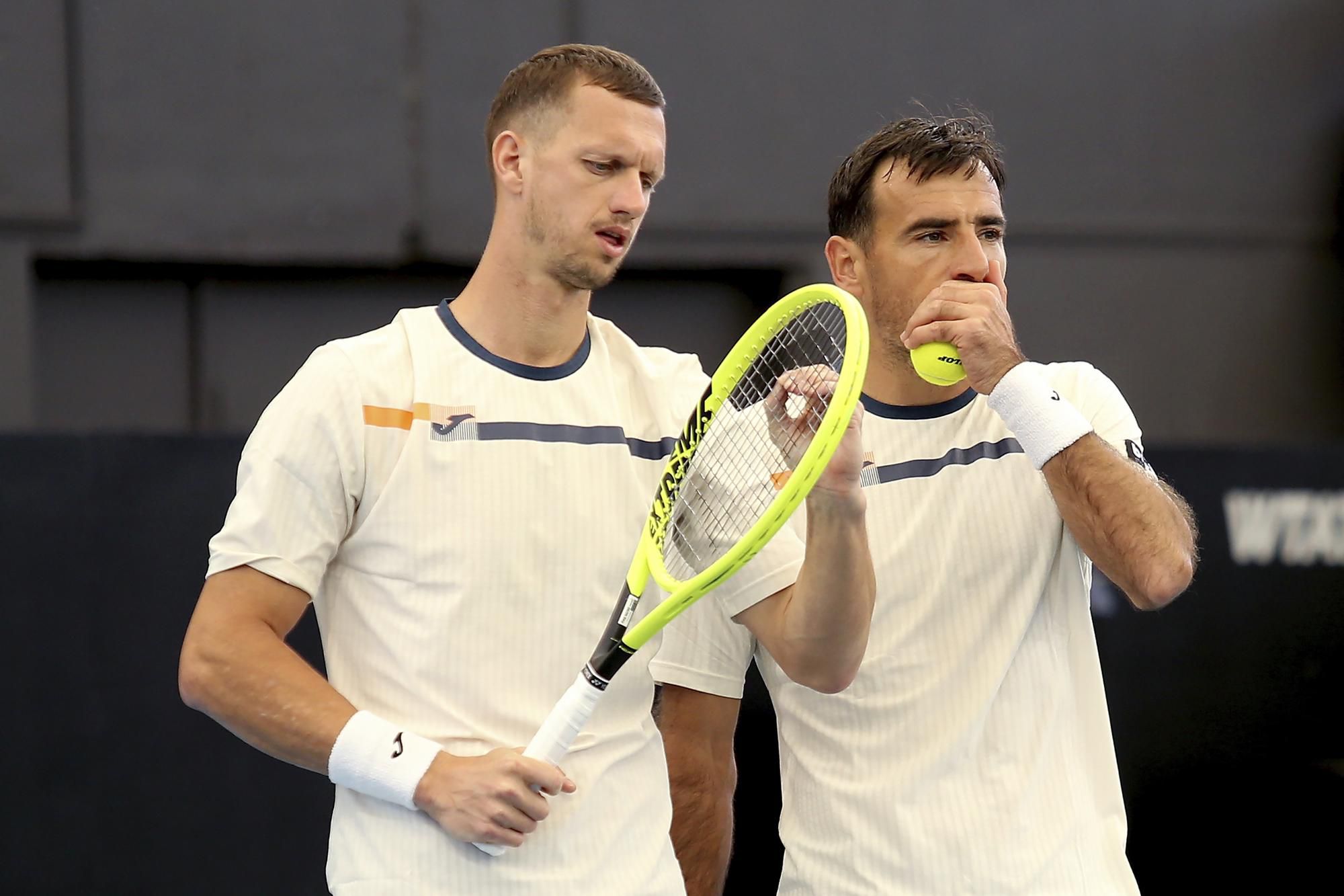 Filip Polášek (vľavo) a Ivan Dodig (vpravo) počas finále štvorhy na ATP v Adelaide