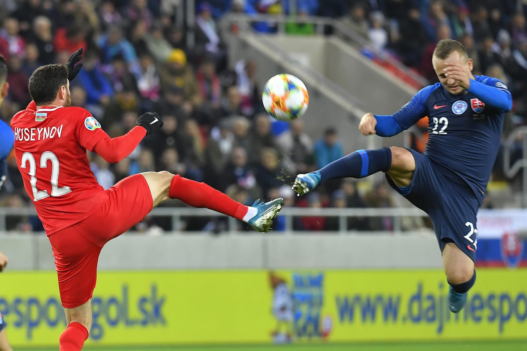 Stanislav Lobotka a Javid Husejnov z Azerbajdžanu.