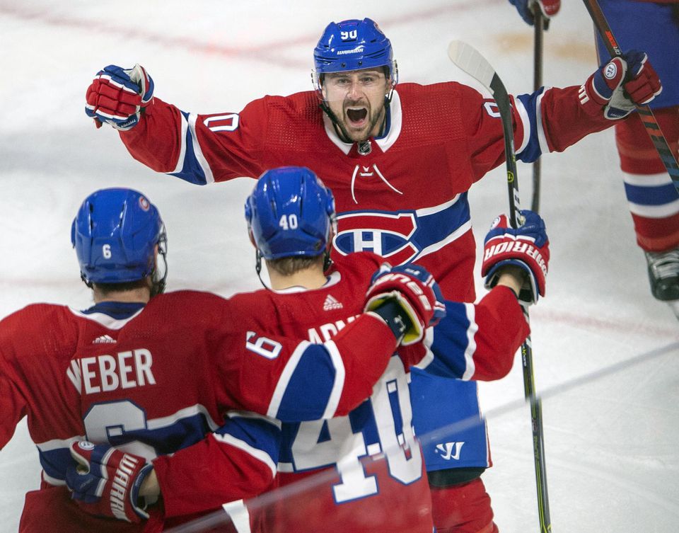 Slovenský útočník Montrealu Canadiens Tomáš Tatar oslavuje gól svojho spoluhráča.