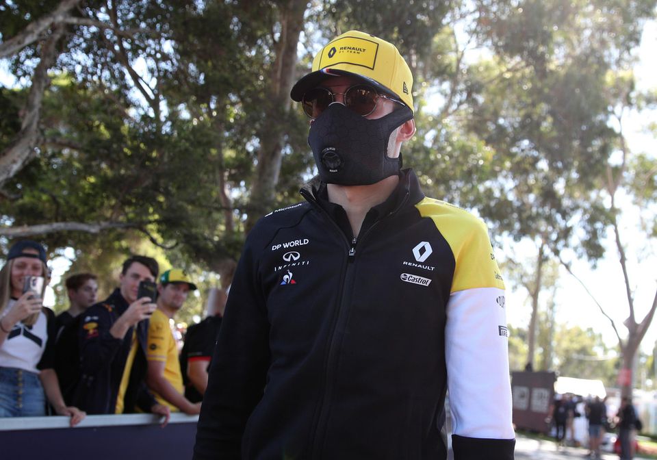 Jazdec Renaultu Esteban Ocon v Melbourne.