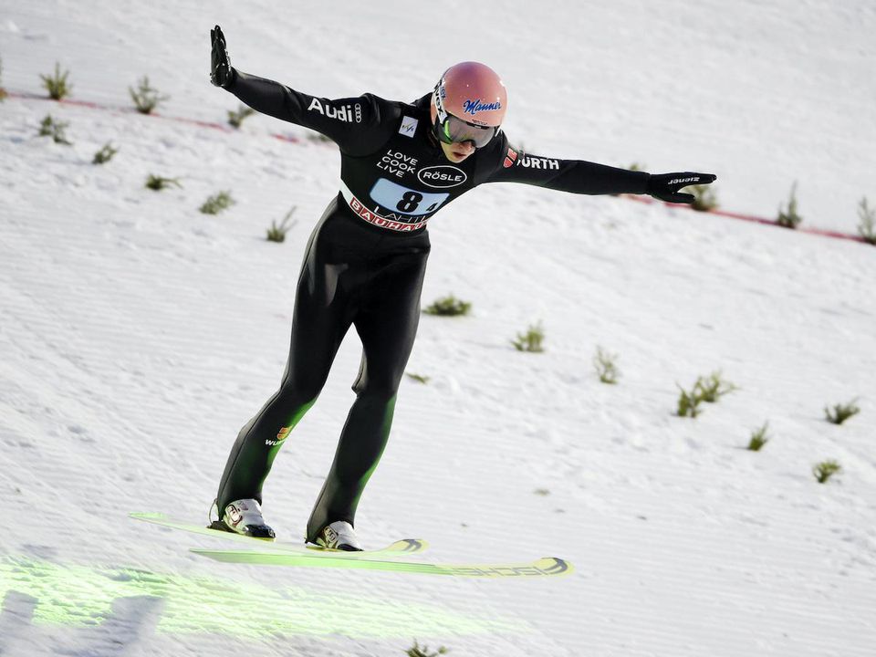 Nemecký skokan na lyžiach Karl Geiger.