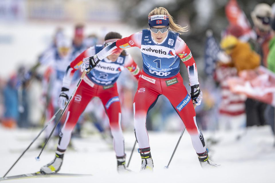 Therese Johaugová (vpredu), Heidi Wengová (vľavo) na Tour de Ski vo švajčiarskom Lenzerheide