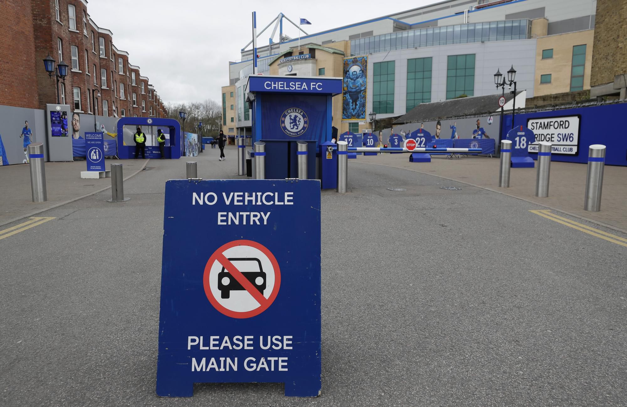 Na snímke zákaz vstupu vozidlám pred štadiónom Stamford Bridge, ktorý je domovským stánkom futbalového klubu Chelsea v Londýne.