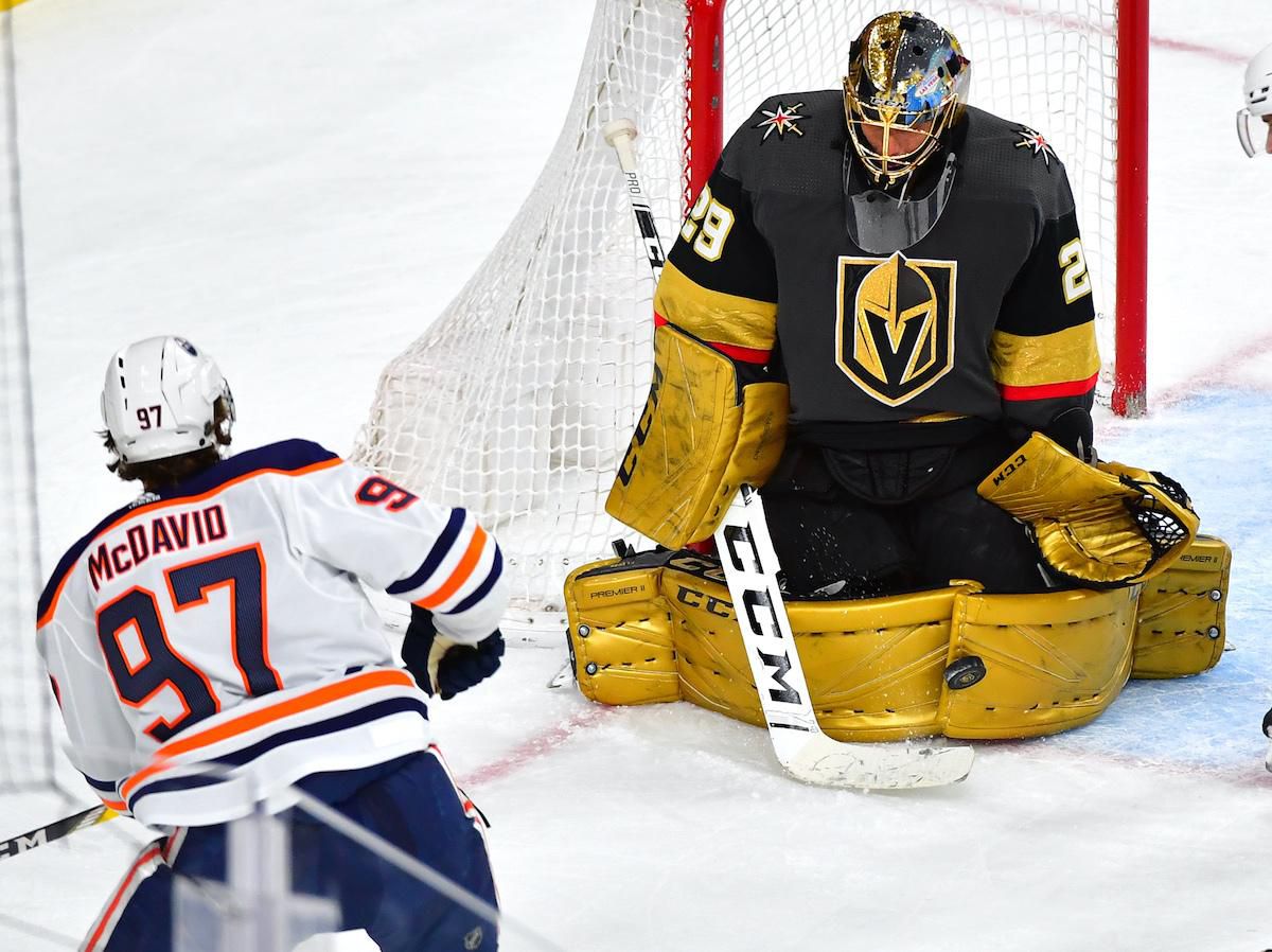 Brankár Vegas Golden Knights Marc-Andre Fleury a center Edmontonu Oilers Connor McDavid.