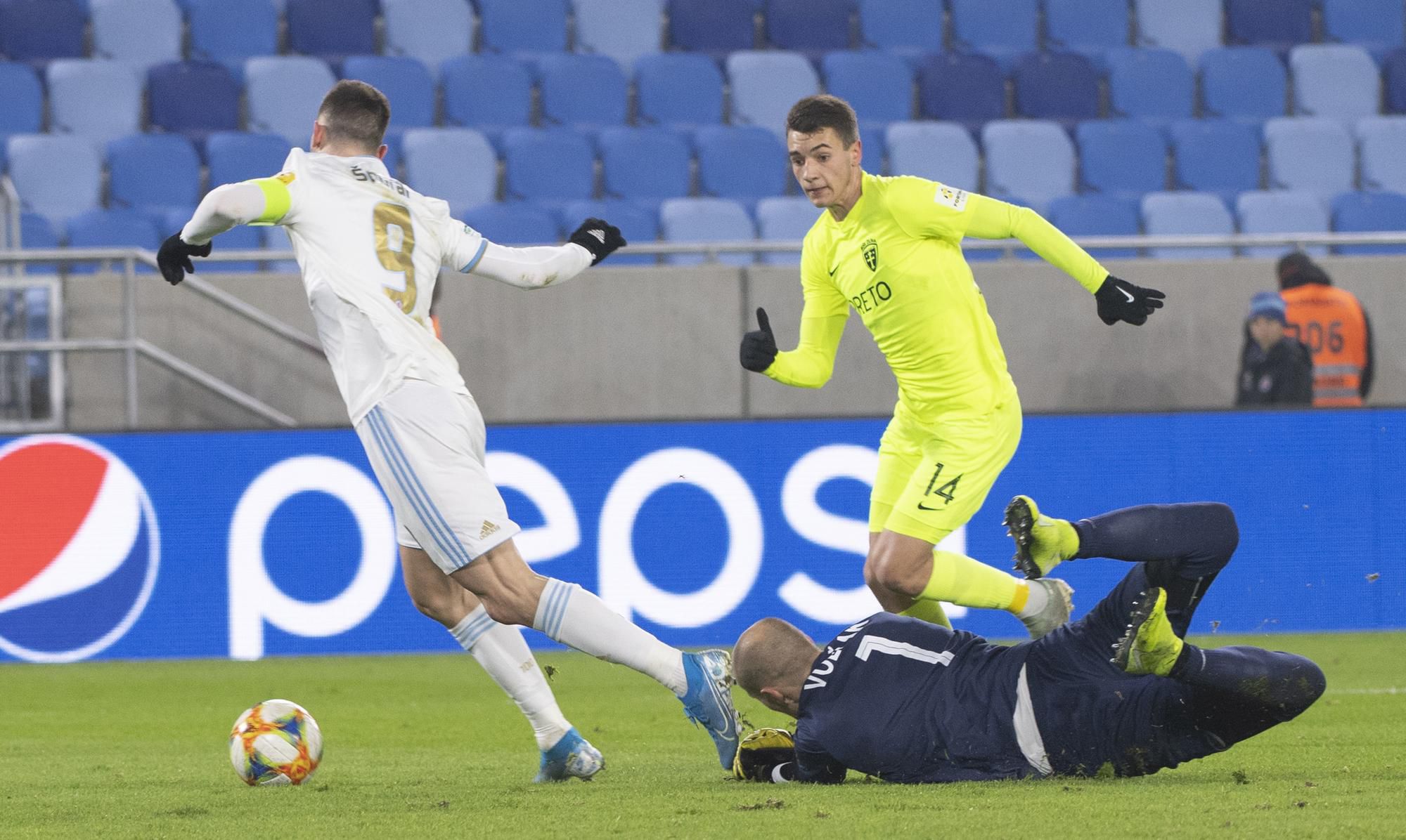 Brankár Žiliny Miloš Volešák fauluje prenikajúceho Andraža Špoara. Prihliada Jakub Kiwior