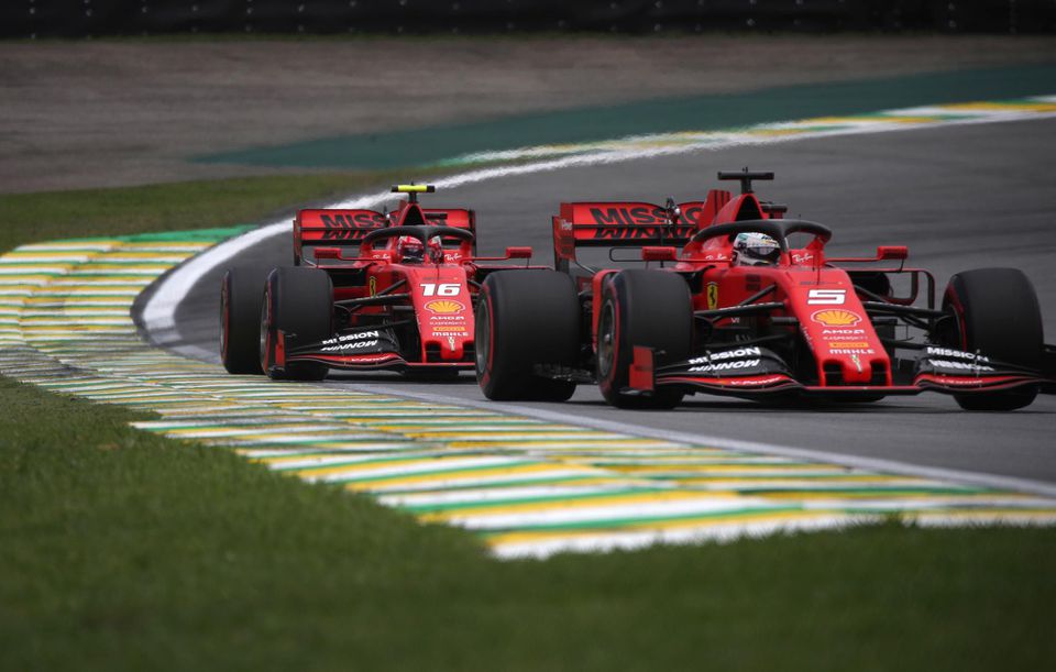 Sebastian Vettel a Charles Leclerc z tímu Ferrari