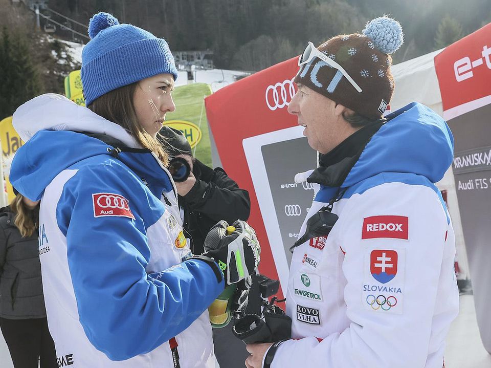 Slovenská lyžiarka Petra Vlhová a vpravo tréner Livio Magoni.