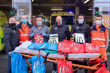Hráči Viktorie Plzeň venovali záchranárom viac ako 100 dresov