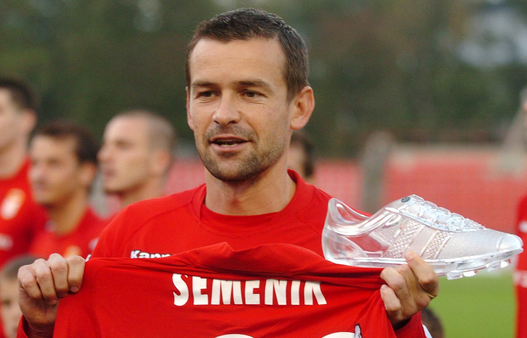 Semeník preberá krištáľovú kopačku za 100 strelených gólov v slovenskej lige (2005)