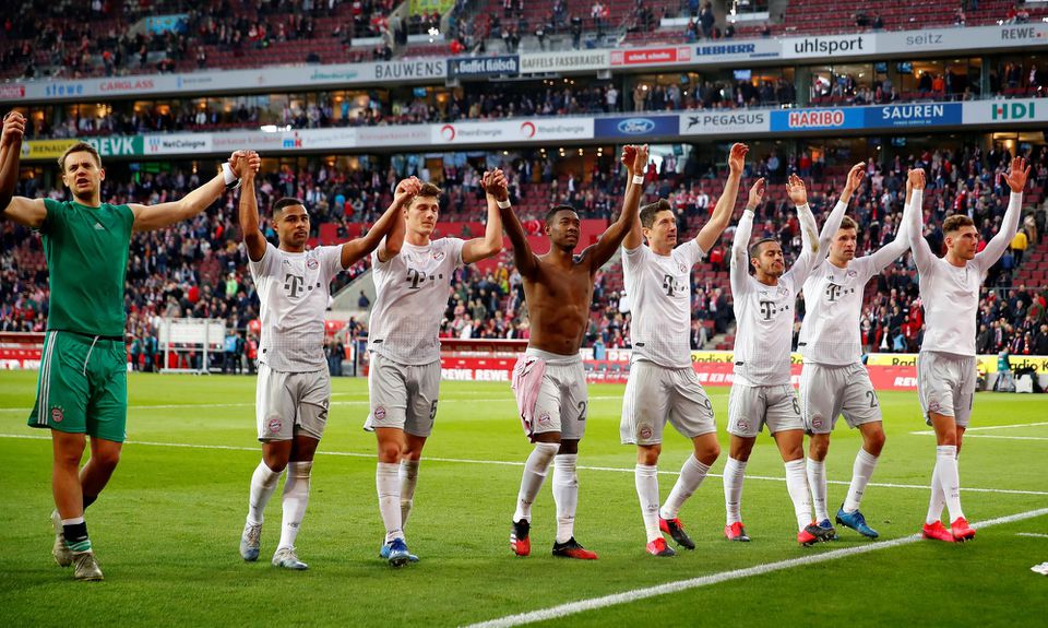 Hráči Bayernu Mníchov oslavujú s fanúšikmi