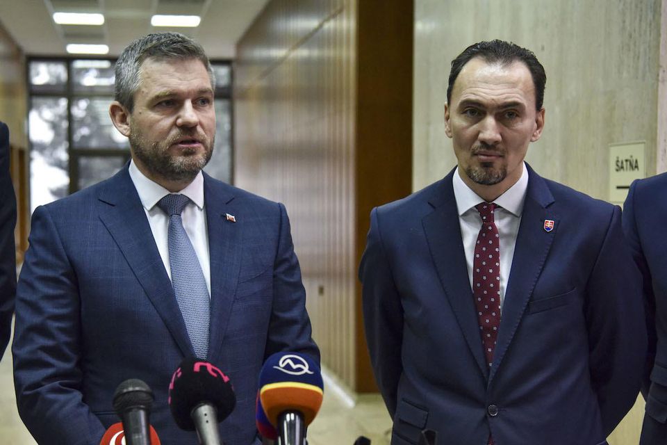 Predseda vlády SR Peter Pellegrini a prezident Slovenského zväzu ľadového hokeja (SZĽH) Miroslav Šatan.