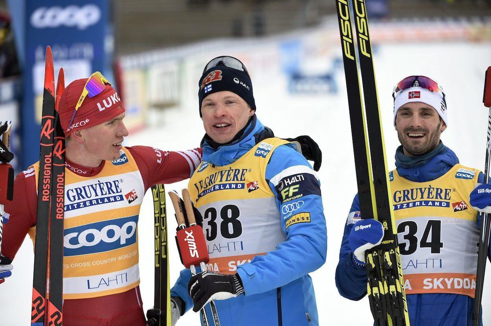 Uprostred fínsky bežec na lyžiach Iivo Niskanen vyhral preteky Svetového pohára na 15 km klasicky.