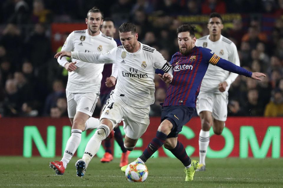 Stopér Madridu Sergio Ramos a útočník Barcelony Lionel Messi v súboji o loptu.