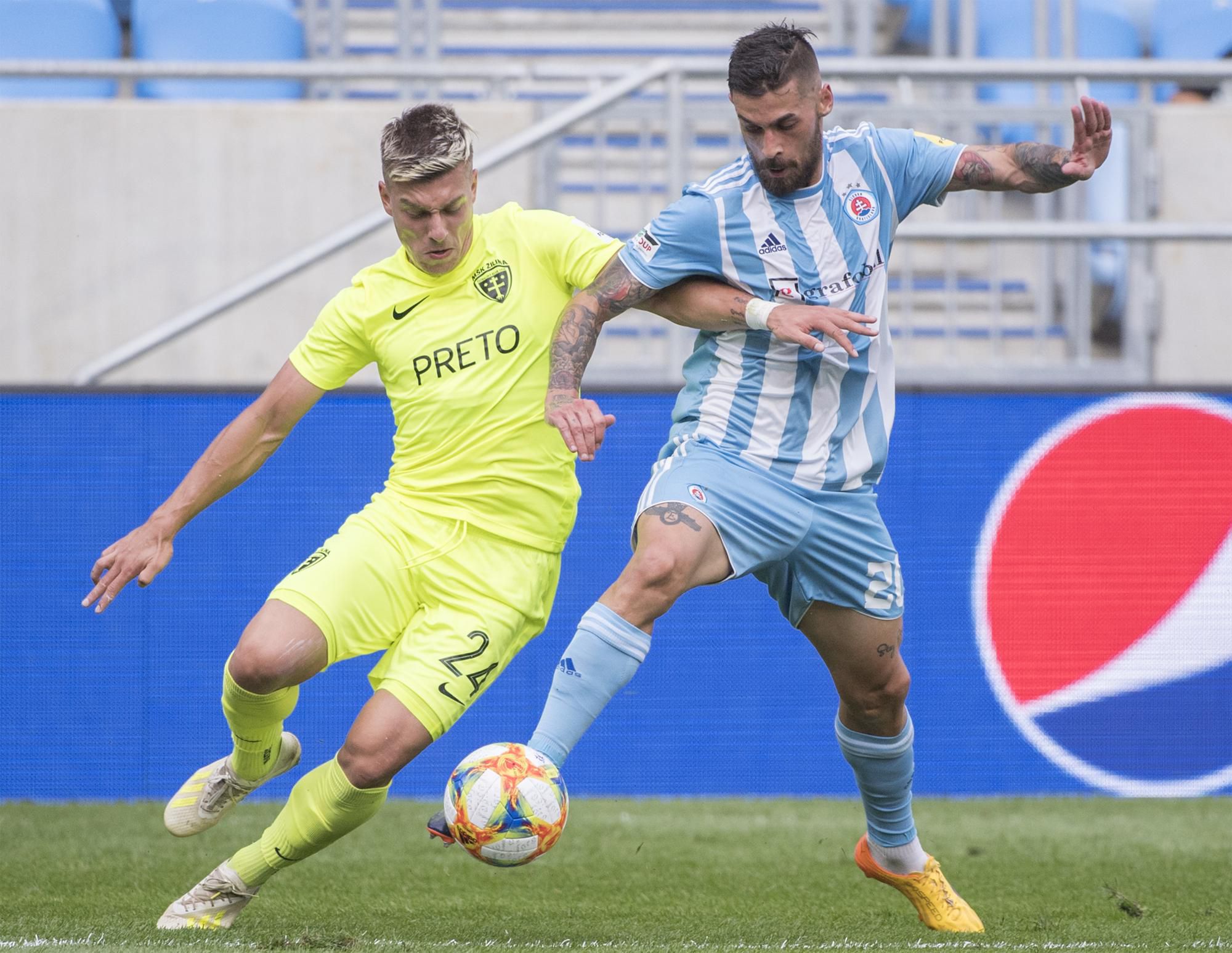 Erik Daniel (Slovan) a vľavo Michal Tomič (Žilina)