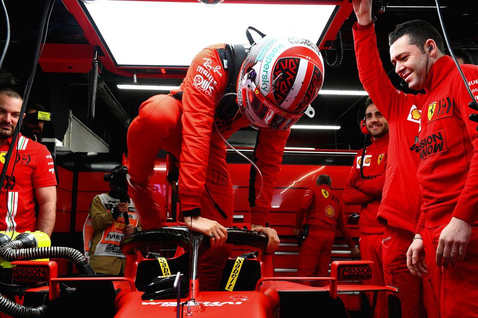 Charles Leclerc nastupuje do monopostu Ferrari.