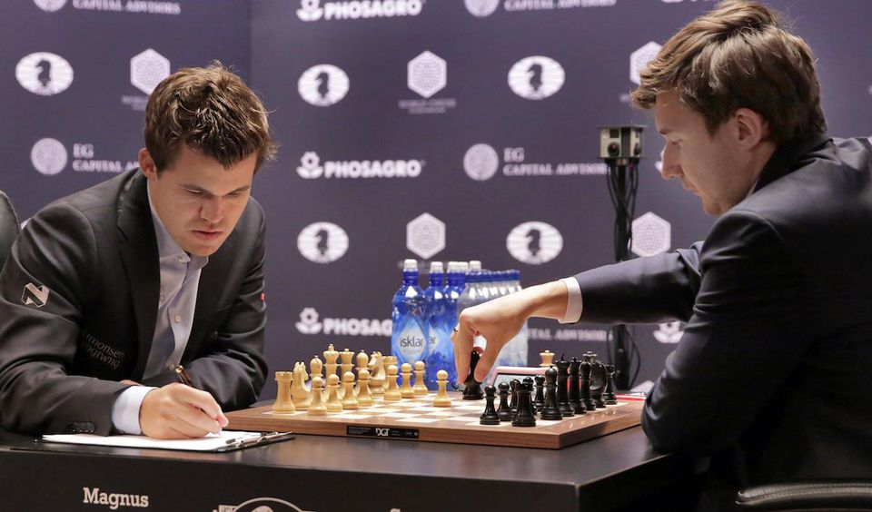 Nórsky šachista Magnus Carlsen (vľavo) a Rus Sergej Karjakin