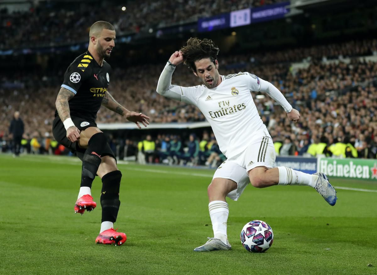 Hráč Realu Madrid Isco a futbalista MaCity Kyle Walker.