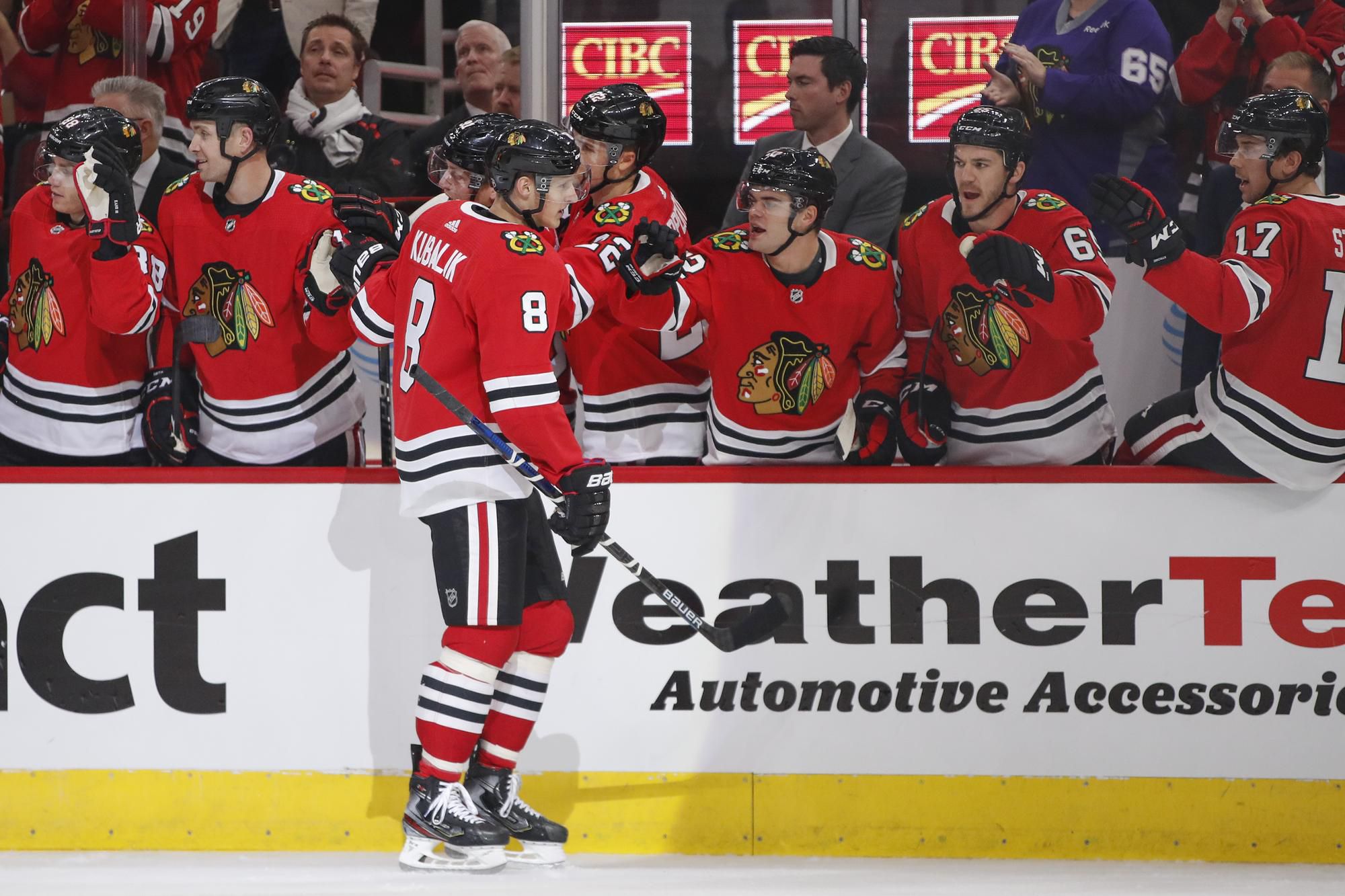 Dominik Kubalík so spoluhráčmi zo Chicago Blackhawks.