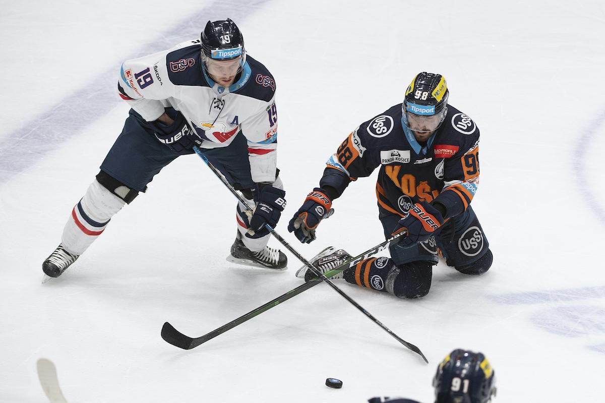 Milan Kytnár (Slovan) a vpravo Juraj Milý (Košice).