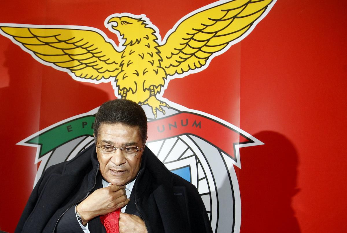 Eusebio pred logom Benficy Lisabon.