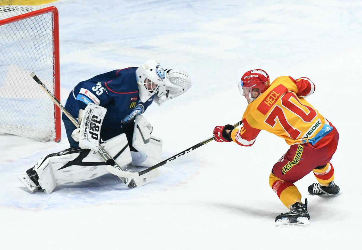 Marek Hecl (Dukla) a brankár Nitry Adam Nagy.