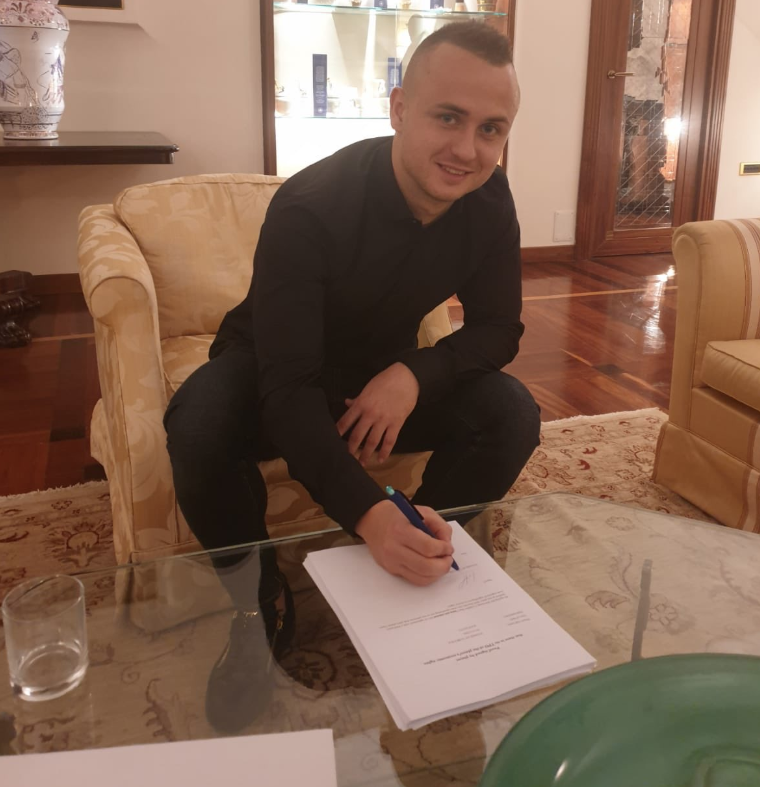 Stanislav Lobotka podpisuje zmluvu.