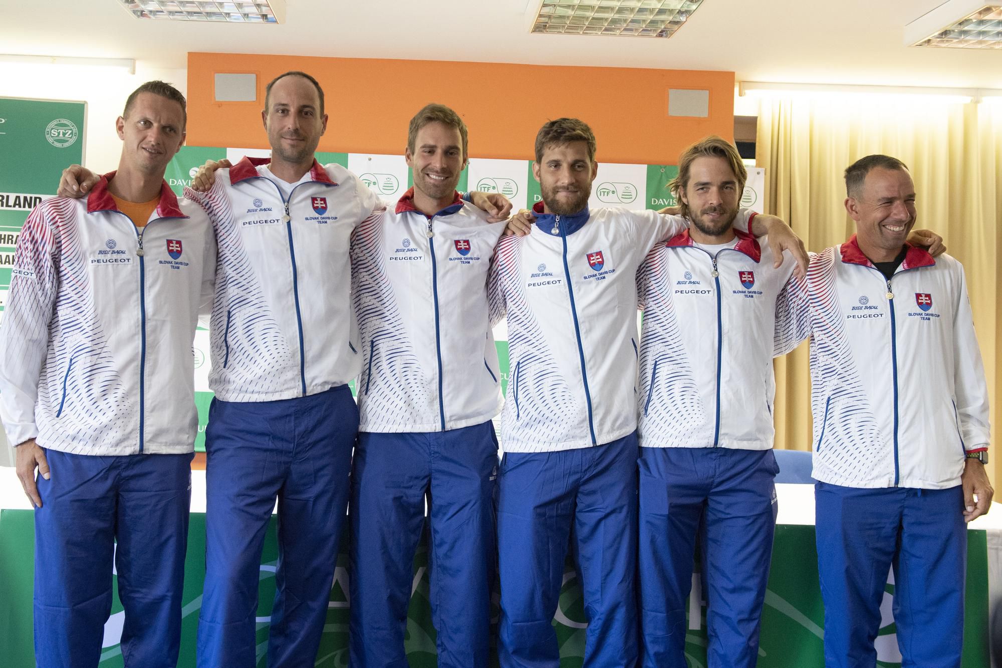 Sslovenský daviscupový tím Filip Polášek, Igor Zelenay, Norbert Gomboš, Martin Kližan, Andrej Martin a kapitán tímu Dominik Hrbatý.
