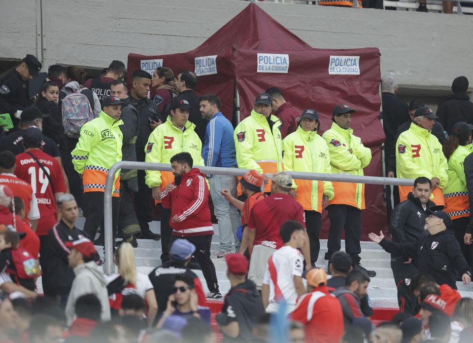Počas zápasu River Plate - Defensa zomrel fanúšik po páde z tribúny