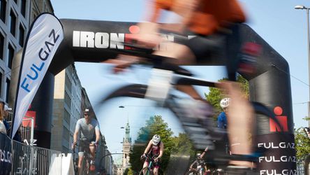 Tragédia na pretekoch Ironmana v Hamburgu, motorkár zomrel po zrážke