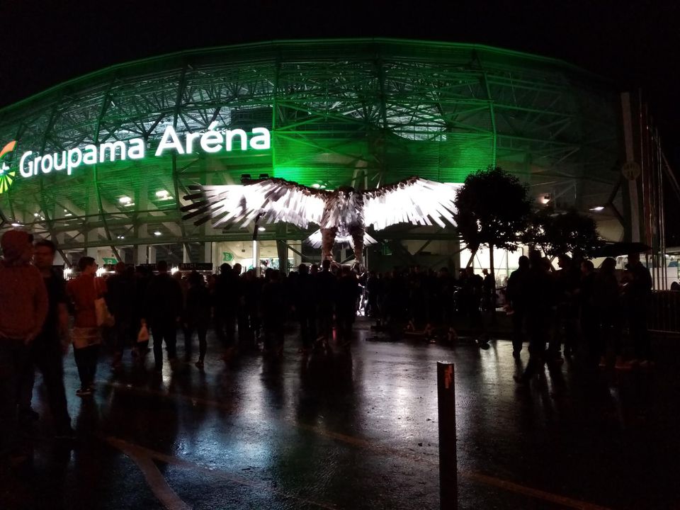 Fanúšikovia Maďarska pred štadiónom Groupama Arena