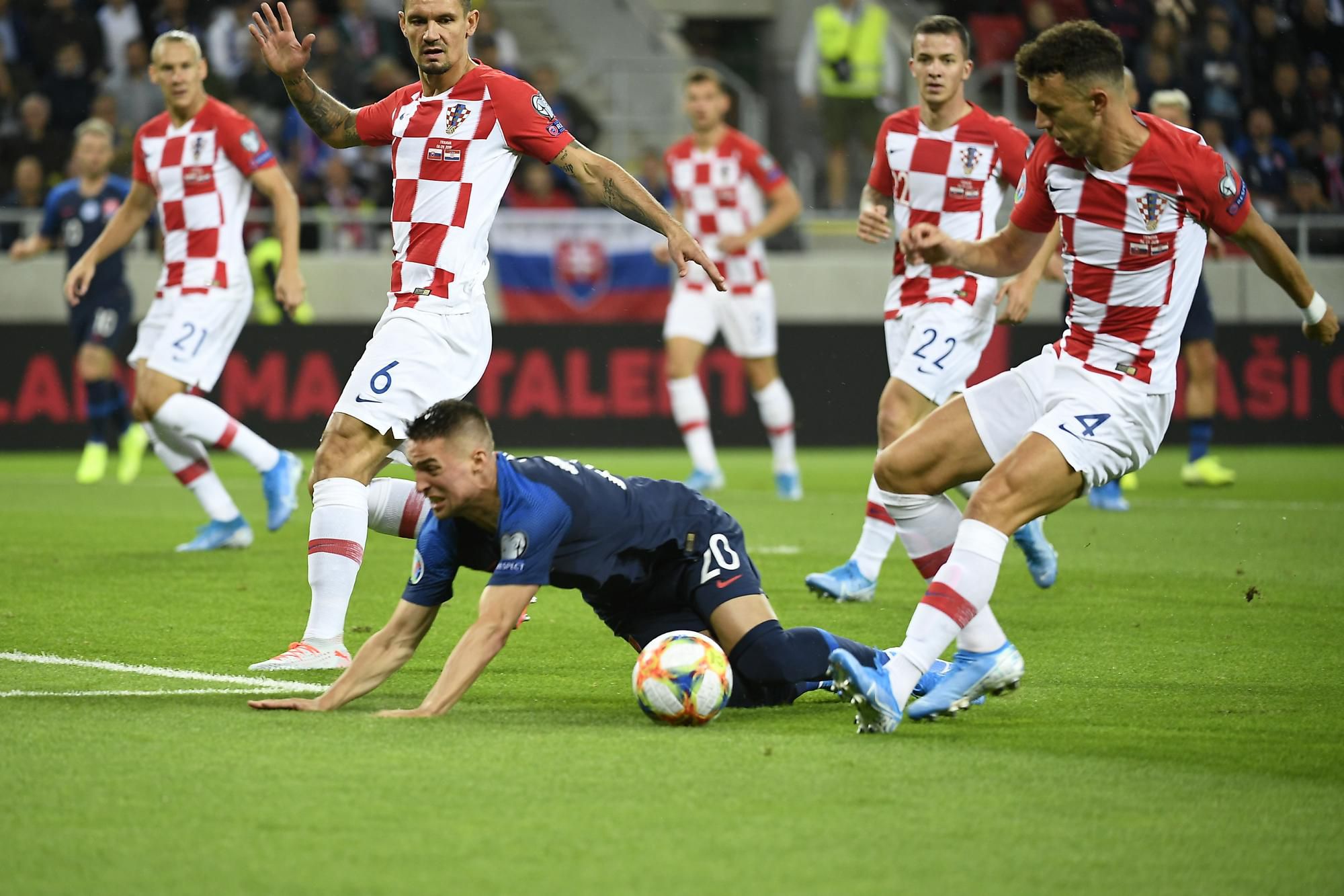 Róbert Mak (uprostred) padá pred bránou súpera počas kvalifikačného zápasu E- skupiny EURO 2020 Slovensko - Chorvátsko