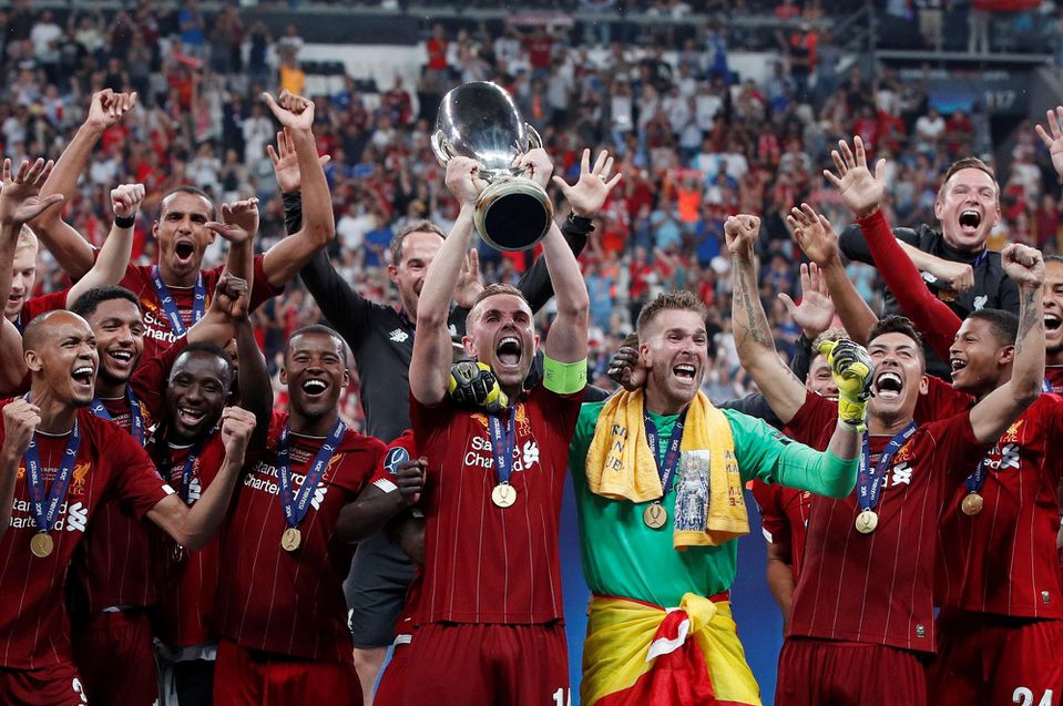 Futbalisti Liverpoolu oslavujú zisk Superpohára UEFA