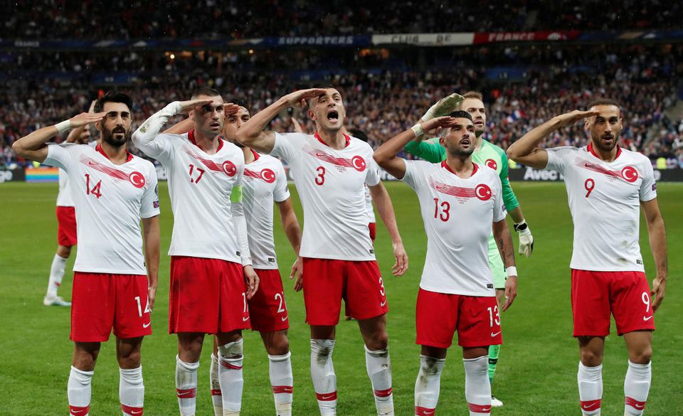 Tureckí futbalisti salutujú