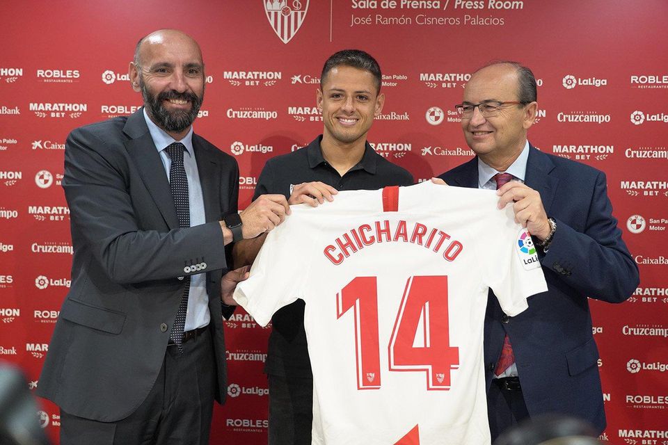 Mexický futbalista Javier "Chicharito" Hernandez prestúpil z West Hamu United do FC Sevilla.
