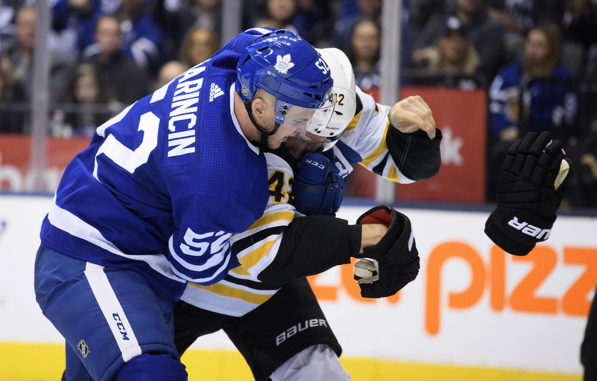 Martin Marinčin (Toronto Maple Leafs) a David Backes (Boston Bruins)