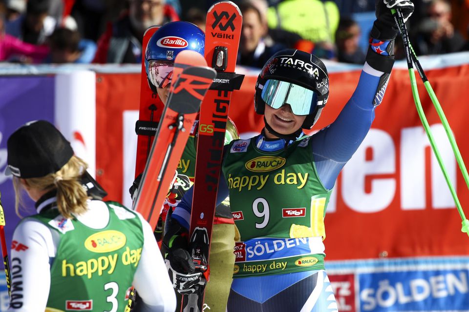 Alice Robinsonová oslavuje triumf na obrovskom slalome v rakúskom Söldene