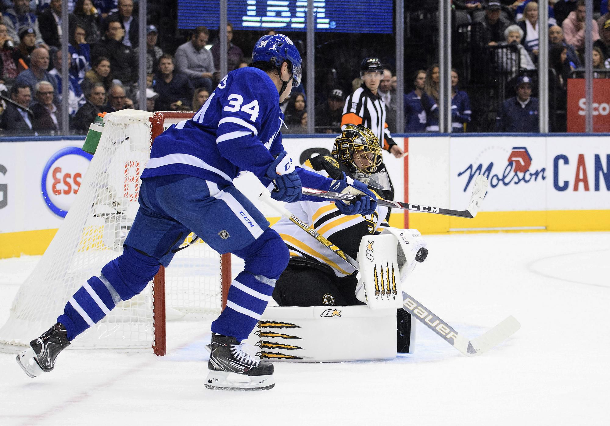 Jaroslav Halák (Boston Bruins) a Auston Matthews (Toronto Maple Leafs)