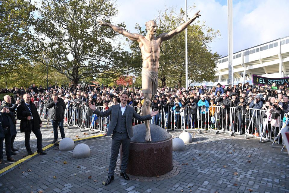 Zlatan Ibrahimovič pri odhalení sochy v rodnom Malmö vo Švédsku