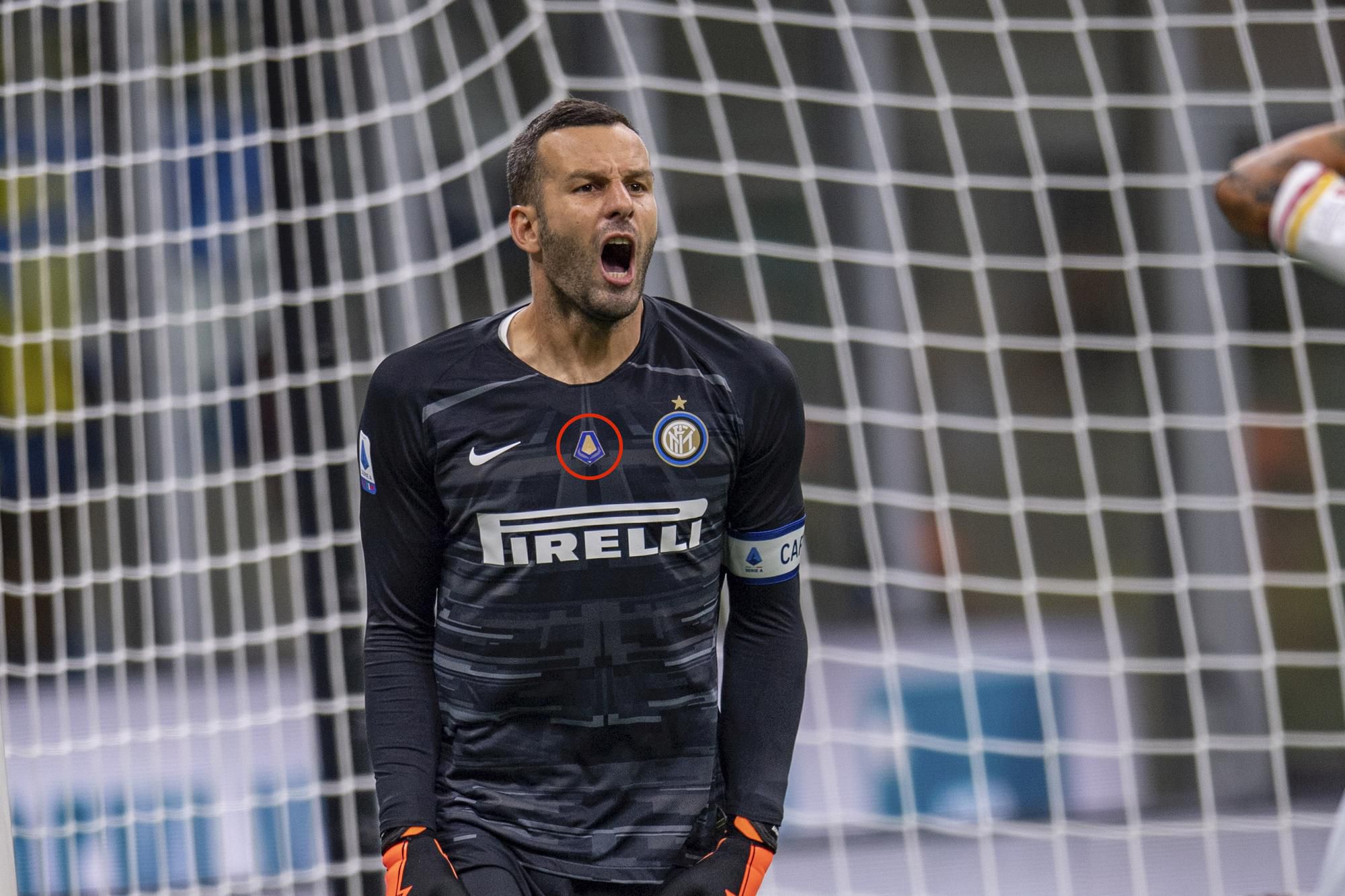 Brankár Interu Miláno Samir Handanovič s odznakom na drese.