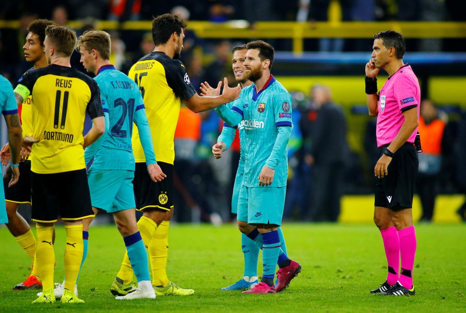 Mats Hummels z Borussie Dortmund si podáva ruku s Lionelom Messim z FC Barcelona