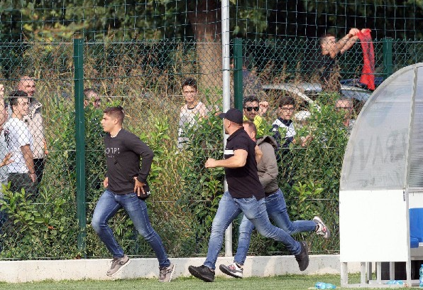 Fanúšikovia Vojvodiny bežali za Albáncami, ktorí ich provokovali albánskou vlajkou